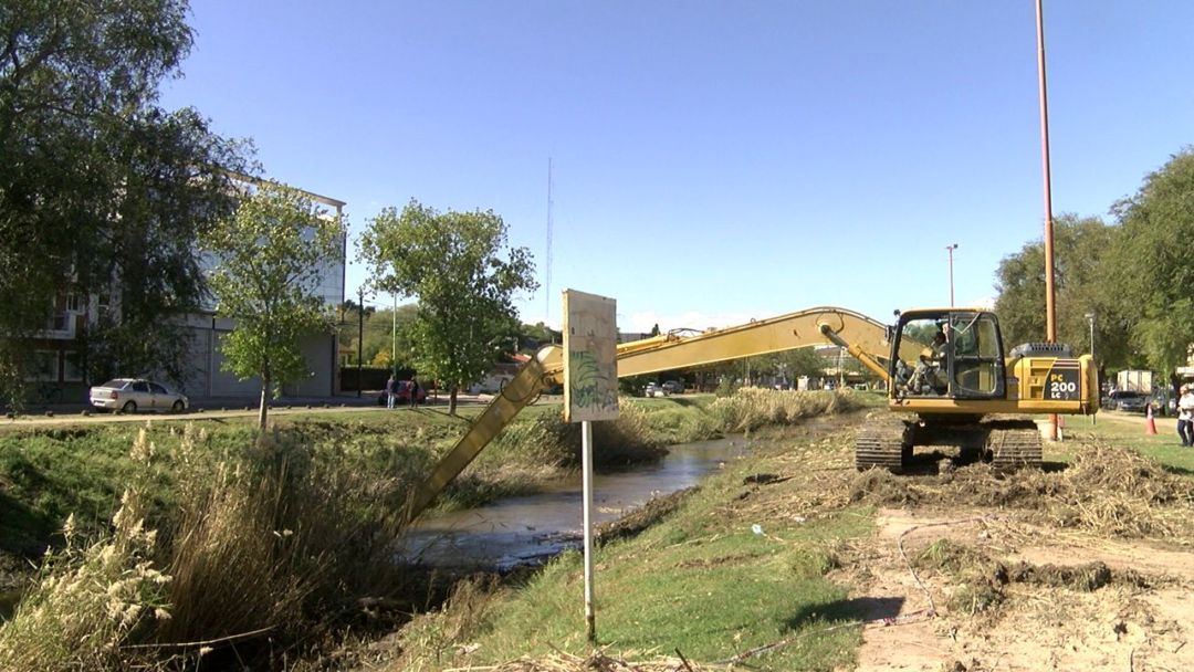 Pese a la polémica, continúa la limpieza en el arroyo Napostá