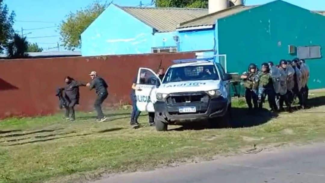 La cocinera de una escuela fue acusada de abusar de un nene de 3 años y le incendiaron la casa
