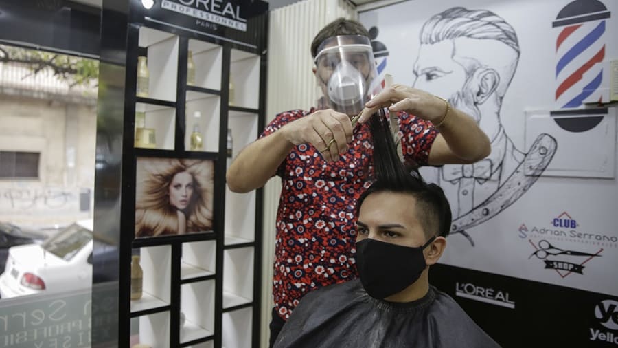 El barbijo será optativo en espacios laborales, recreativos y educativos bonaerenses