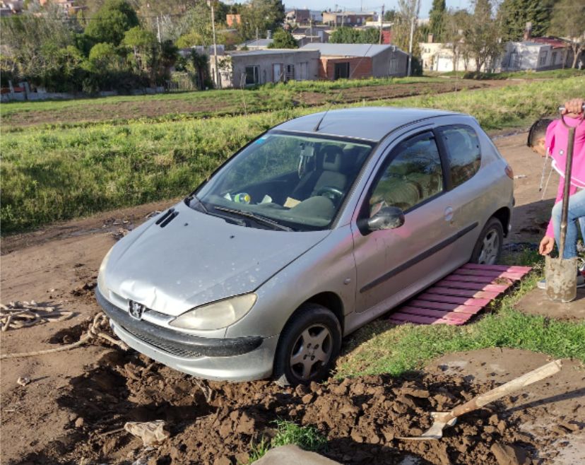 Cráter con pérdida de agua: un auto terminó “enterrado” en un pozo.