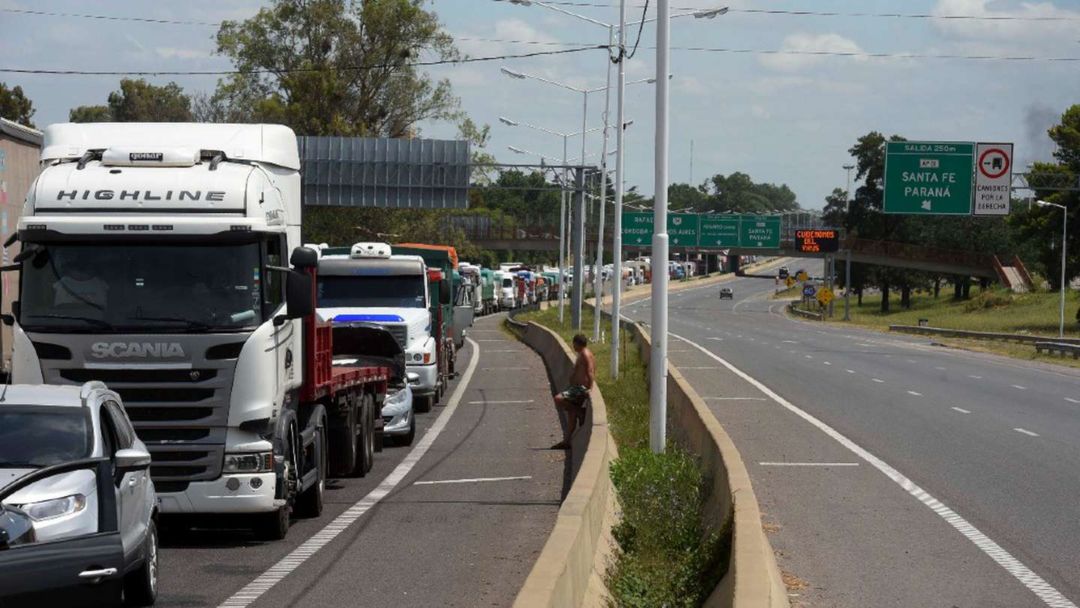 Faltante de gasoil: arranca el paro de transportistas de granos en distintas rutas del país