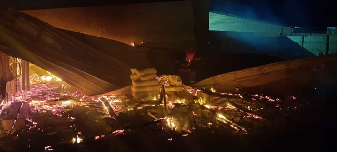 Una casa prefabricada se prendió fuego y quedó destruida
