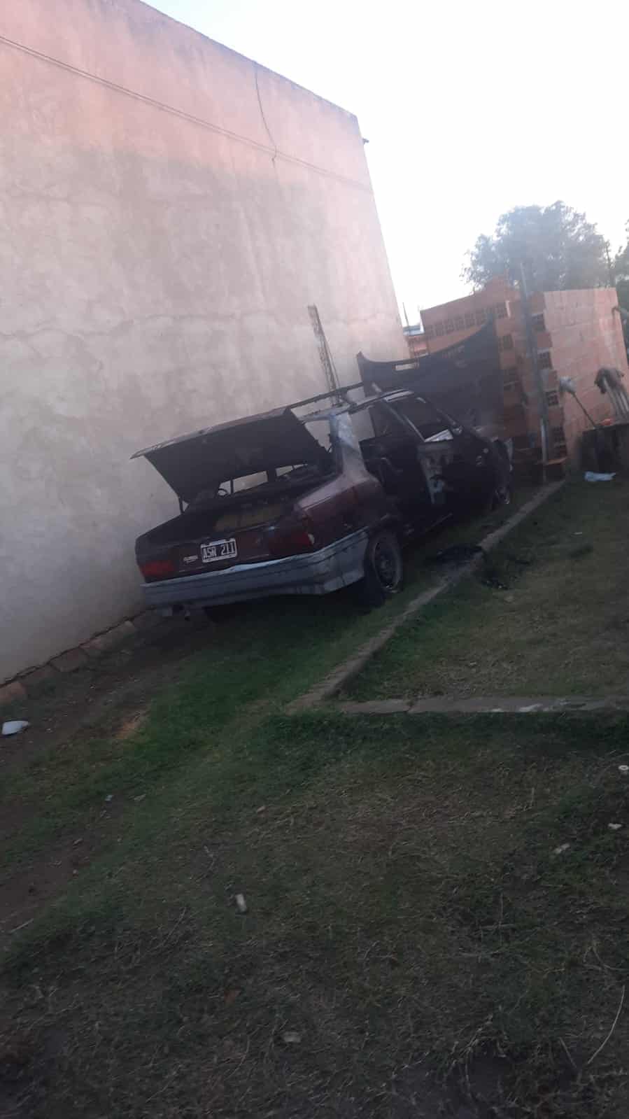 Tarde de furia: prendió fuego su auto y baleó a un vecino
