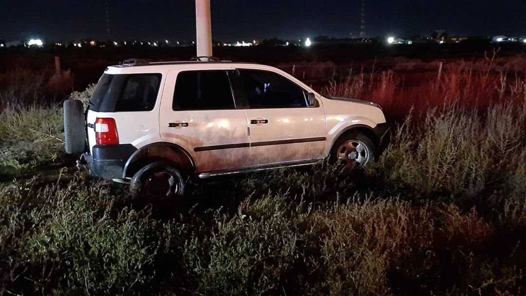 Manejaba alcoholizado, rozó a un auto y terminó chocando contra una camioneta