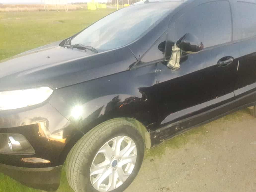 Un motociclista chocó contra una camioneta y se dio a la fuga