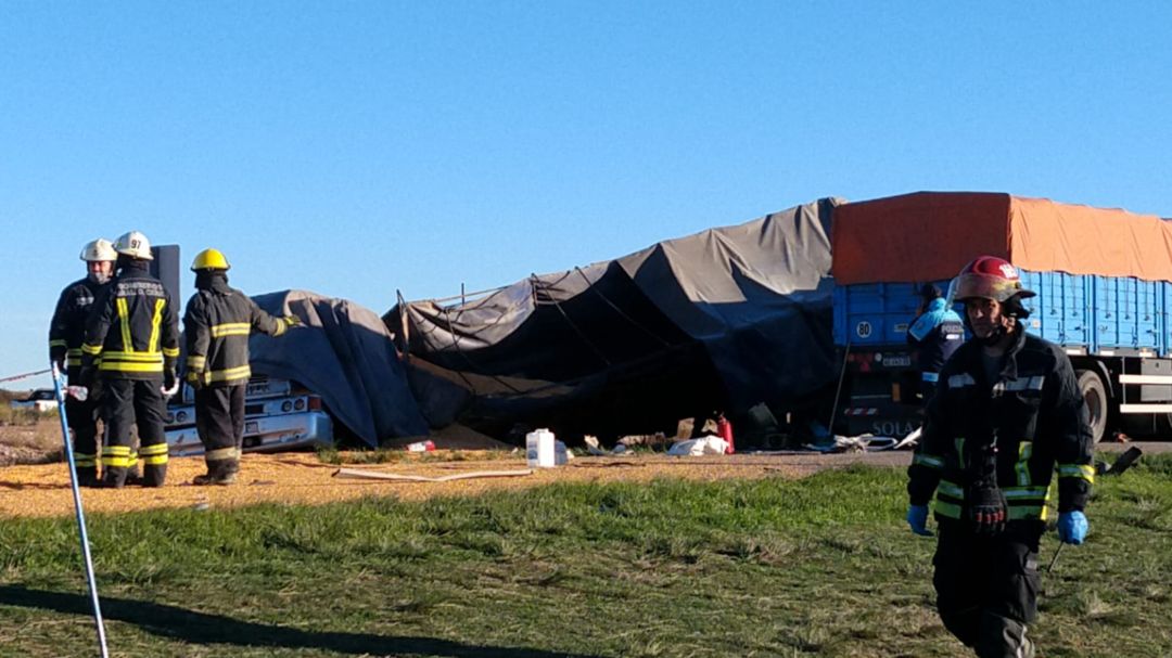 Un hombre murió en un fuerte choque entre varios camiones