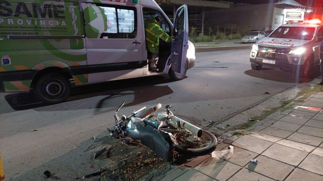 Un motociclista chocó contra una camioneta y fue derivado en código rojo al hospital