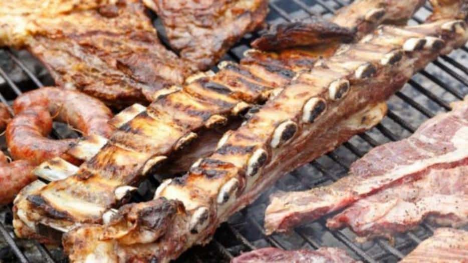 Una mujer denunció a su vecino por hacer asado todos los días