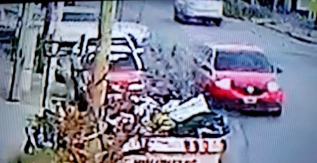 Buscan identificar al conductor que, al abrir la puerta de su auto, golpeó a un ciclista y le provocó la muerte