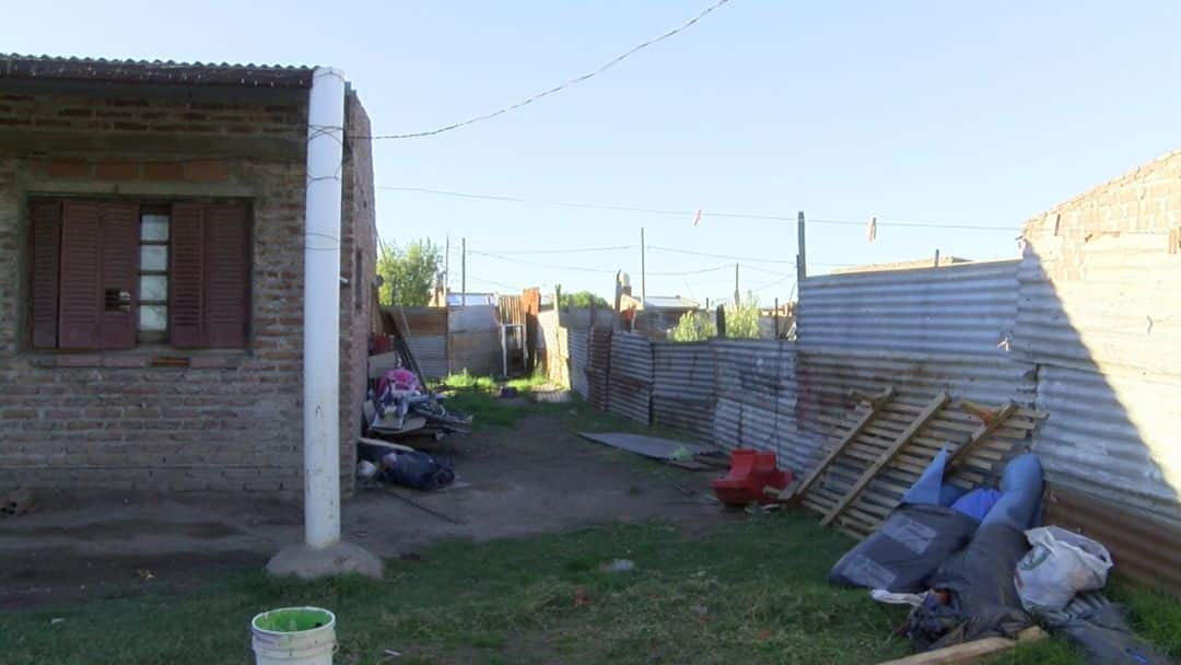 Delincuentes le destrozaron su casa y defecaron en el lugar