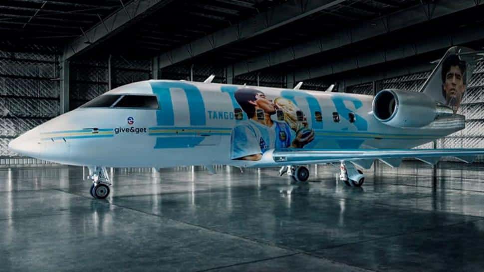 Un homenaje inesperado: Maradona fue pintado sobre un avión que viajará al Mundial
