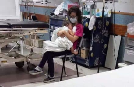 El conmovedor gesto de una enfermera con el bebé que sobrevivió al incendio en el barrio Noroeste