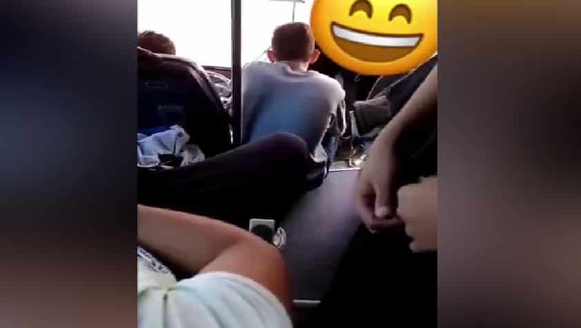 Chofer irresponsable: dejó que un menor de edad maneje un micro escolar