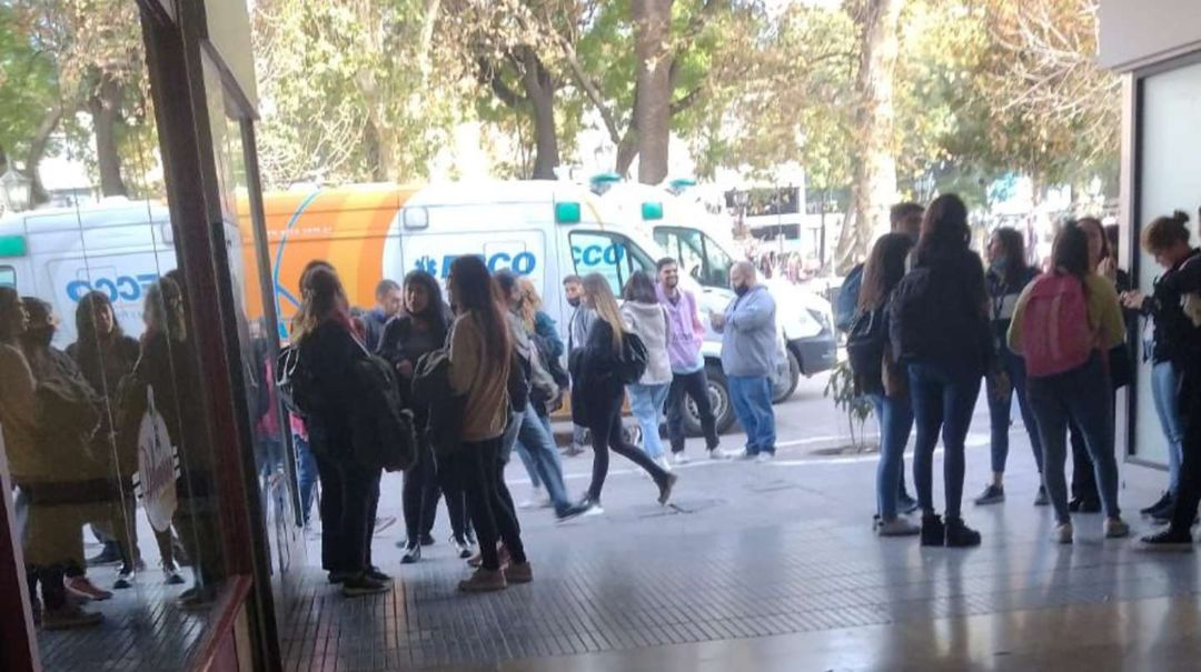 Córdoba: llevó brownies “especiales” al trabajo e intoxicó a más de 20 compañeros