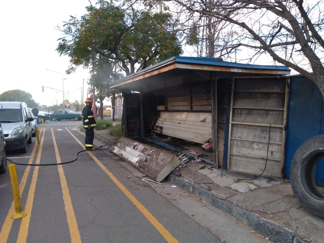 Incendio en un escaparate de diarios y revistas
