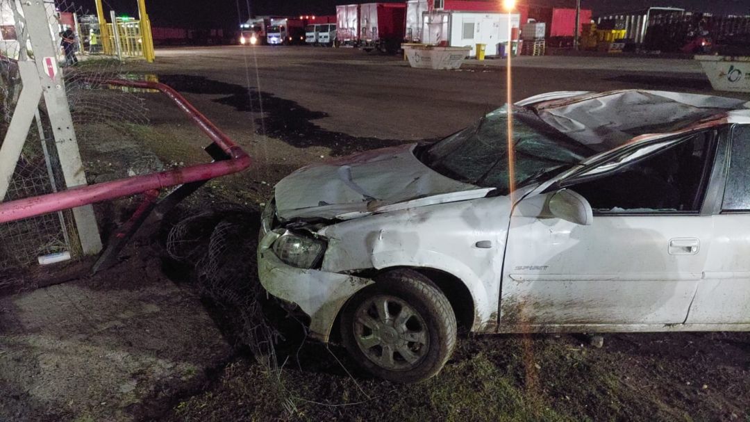 No tenía carnet, perdió el control de su auto y terminó chocando contra el predio de Coca Cola