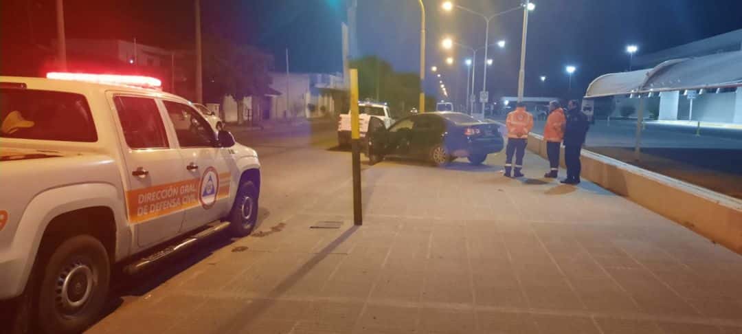 Despistó su auto y terminó contra la vereda de la terminal