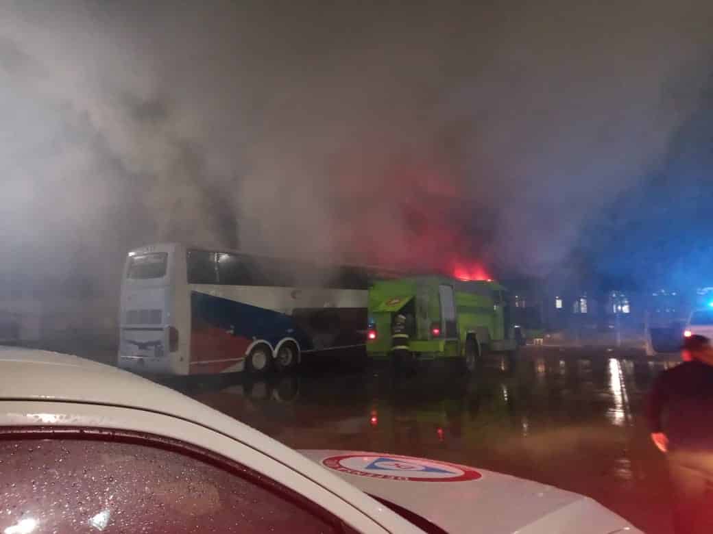 Investigan el incendio de un colectivo en la terminal de ómnibus