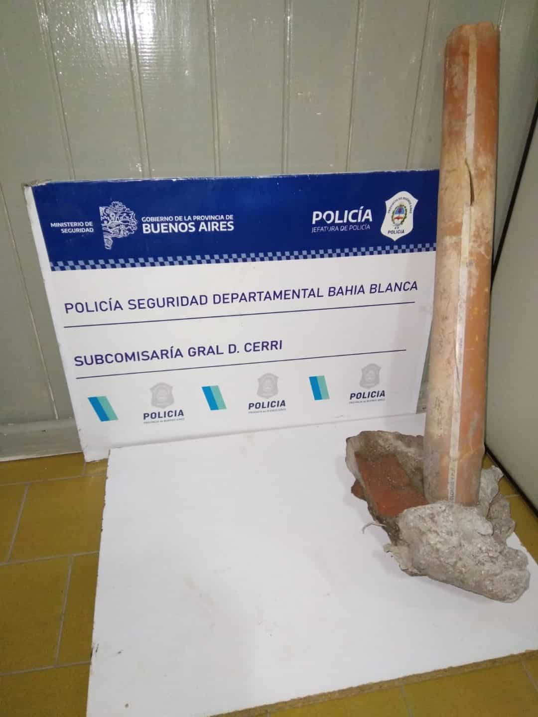 Detenido por agredir con un caño con cemento a una mujer