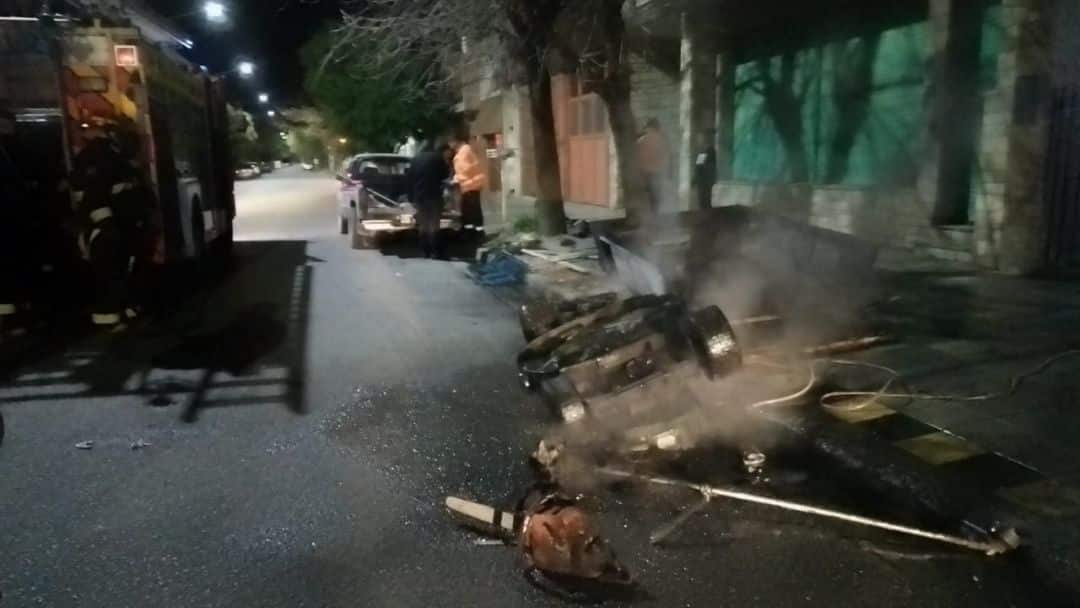 Un hombre sufrió quemaduras cuando se incendió su vehículo
