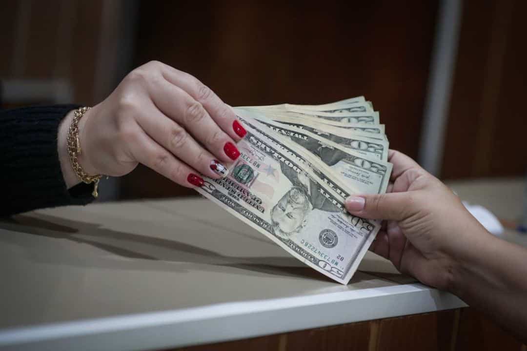 Le depositaron por error US$358 mil y lo apostó en el casino: eran fondos de ayuda para el COVID-19