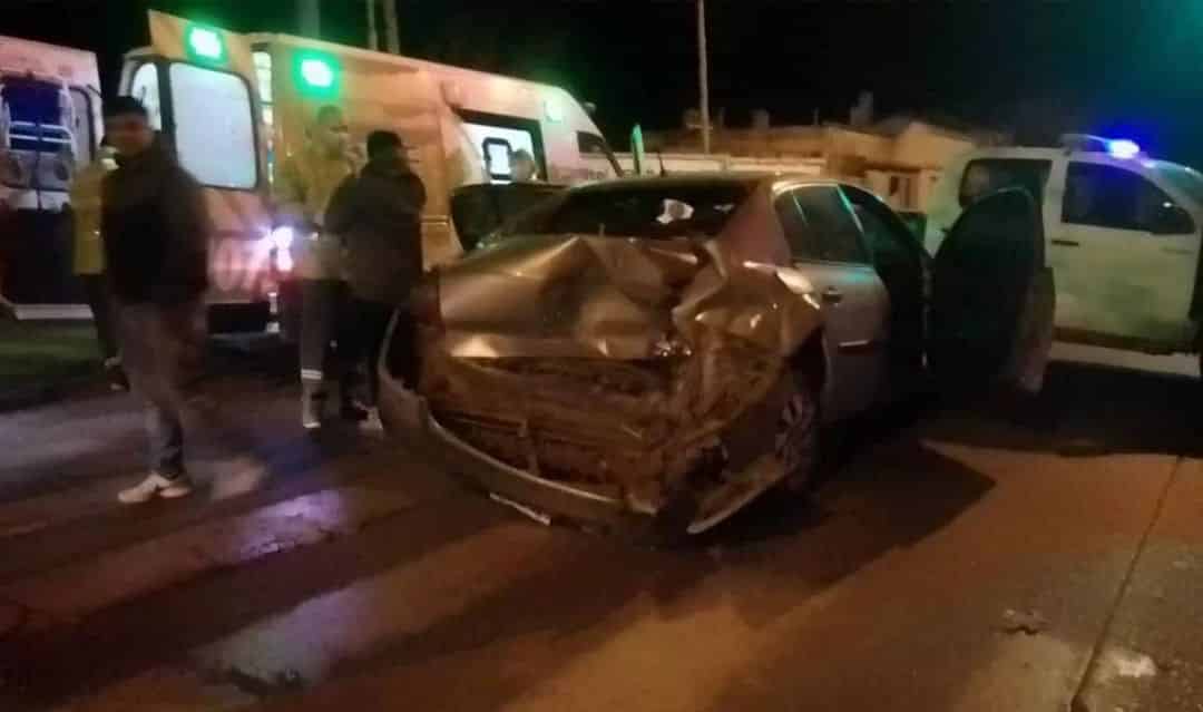 Manejaba borracho y drogado, y chocó de atrás a un auto en el semáforo