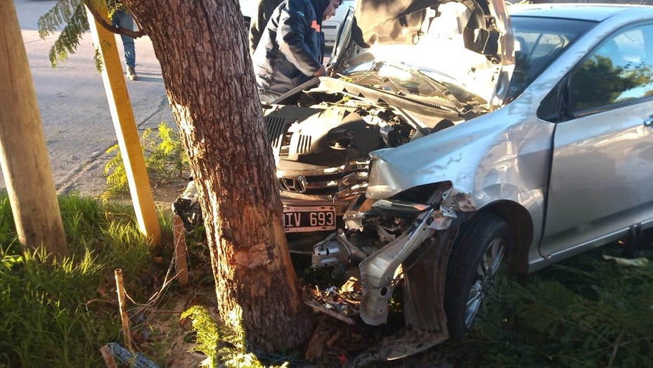 Perdió el control de su auto y terminó contra un árbol