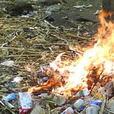 Quemaba basura en el patio de su casa, y le explotó un aerosol en la cara