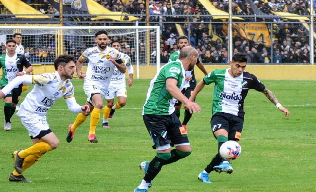 Olimpo venció 2 a 0 a Villa Mitre y se quedó con el clásico