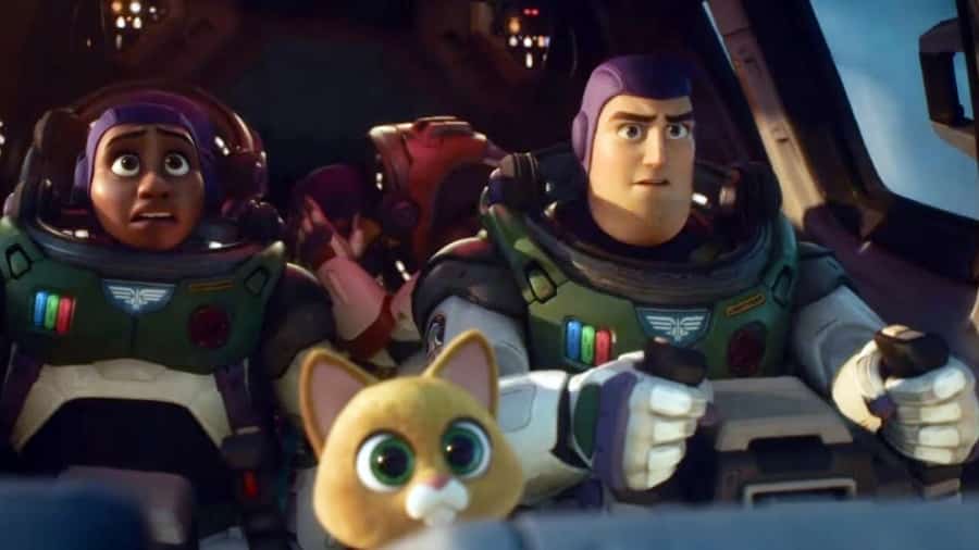 La película animada “Lightyear”, vetada en 14 países por una escena de beso lésbico