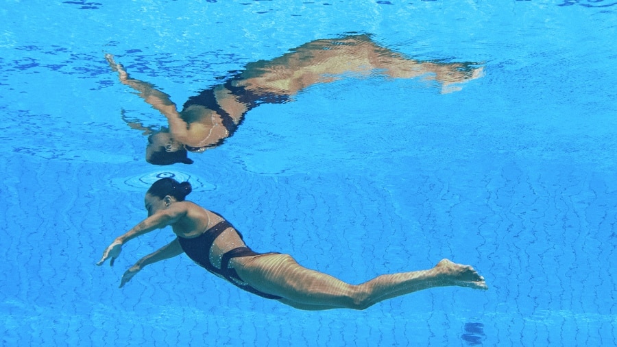 Dramático rescate: nadadora se desmayó en el agua en plena competencia y su entrenadora la salvó