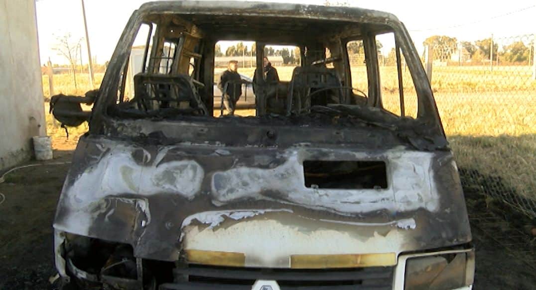 Prendieron fuego una camioneta con su conductor en el interior: “Si no me despierto, me queman vivo”