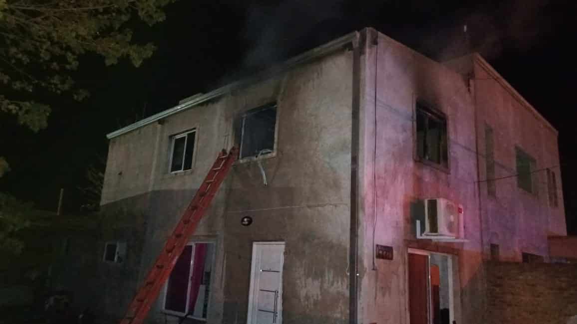 Se incendiaba una habitación de su casa y salieron por el techo