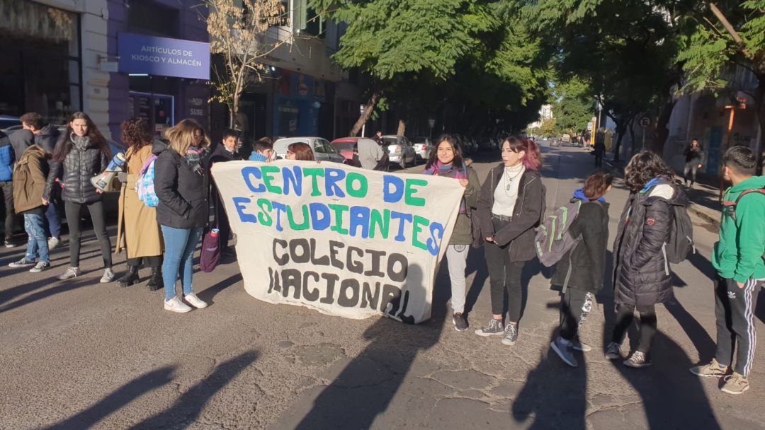 Alumnos del Colegio Nacional se movilizaron ante la falta de calefacción