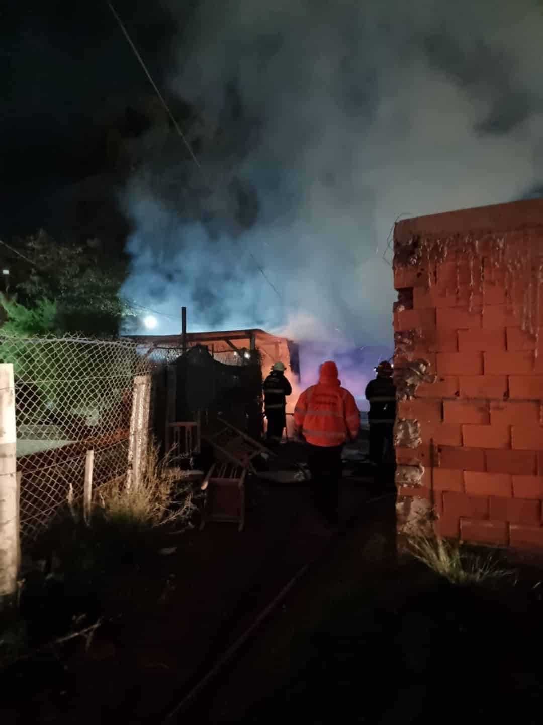 Una mujer y su hijo perdieron todo tras el incendio de su casa