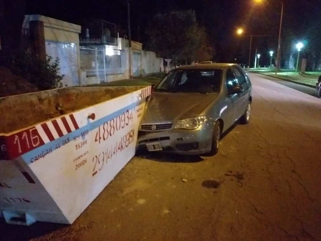 Quiso esquivar un perro y chocó contra un contenedor