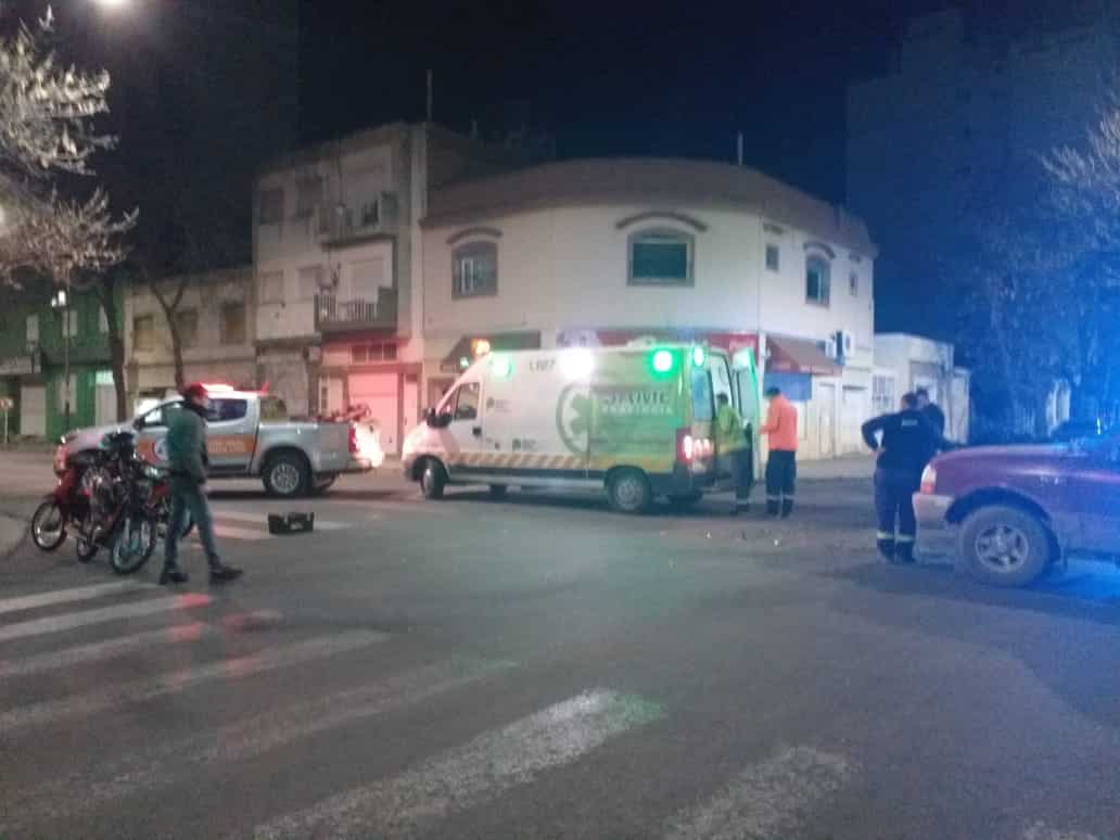 Una motociclista terminó hospitalizada tras ser impactada por una camioneta en el centro de la ciudad