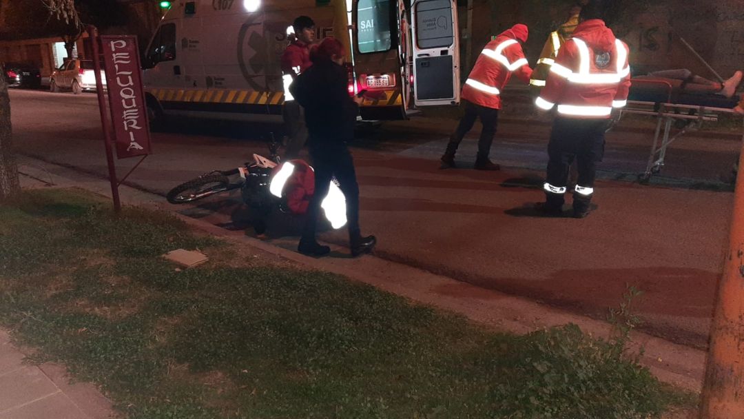 Una motociclista cayó sobre el asfalto y debió ser hospitalizada