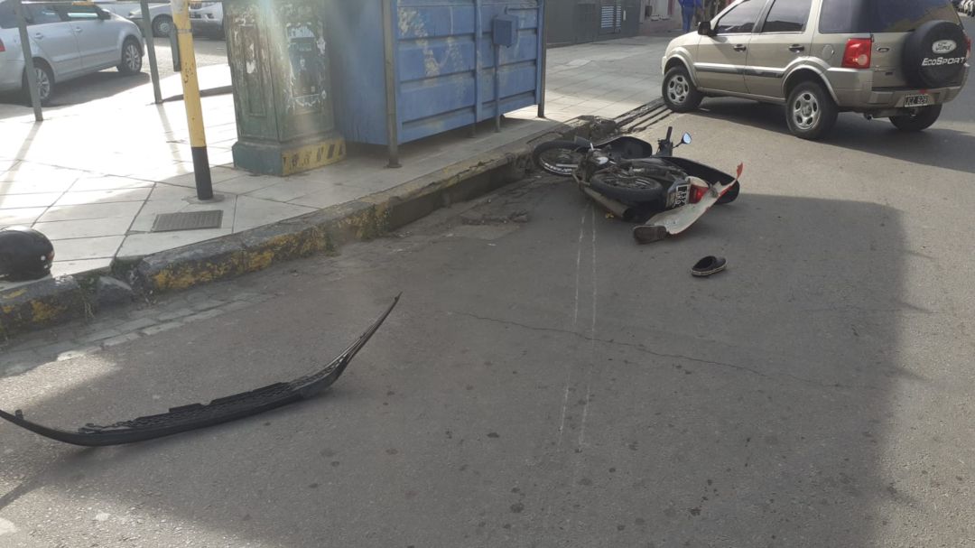 Chocó en pleno centro de la ciudad y terminó con una herida en la cabeza