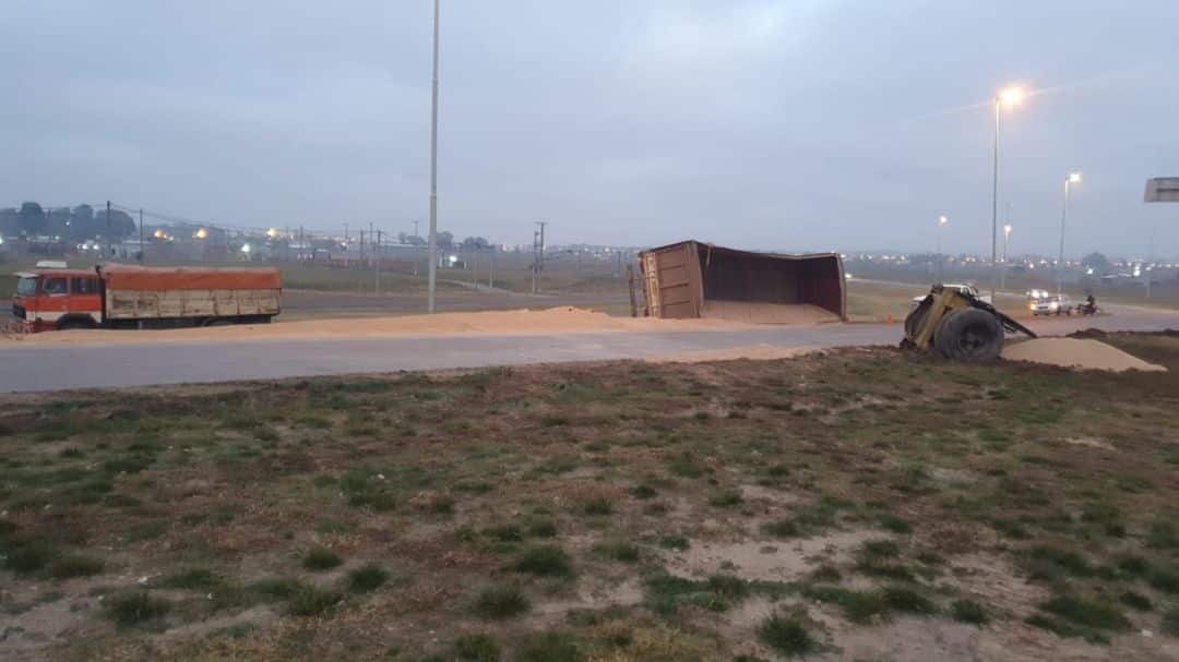 Un camión que transportaba cereal volcó en una rotonda