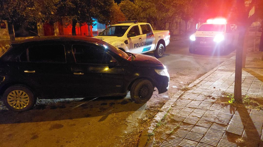 Chocó contra una columna y abandonó el auto