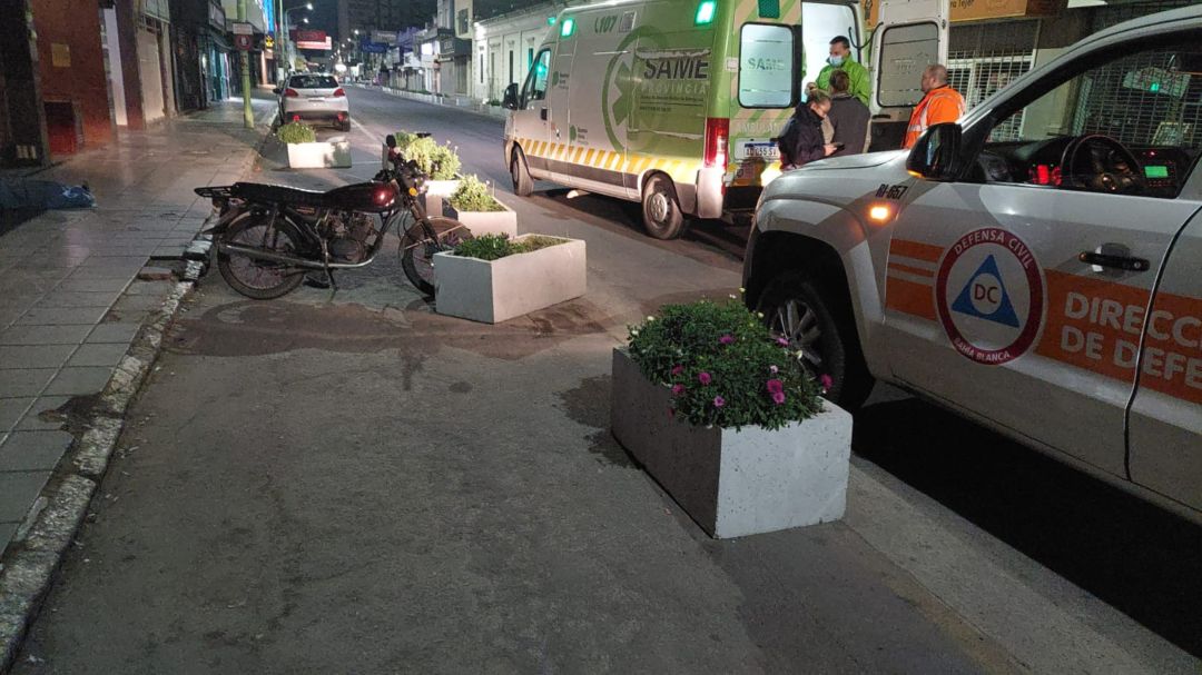 Manejaba alcoholizado y chocó contra una maceta en el centro