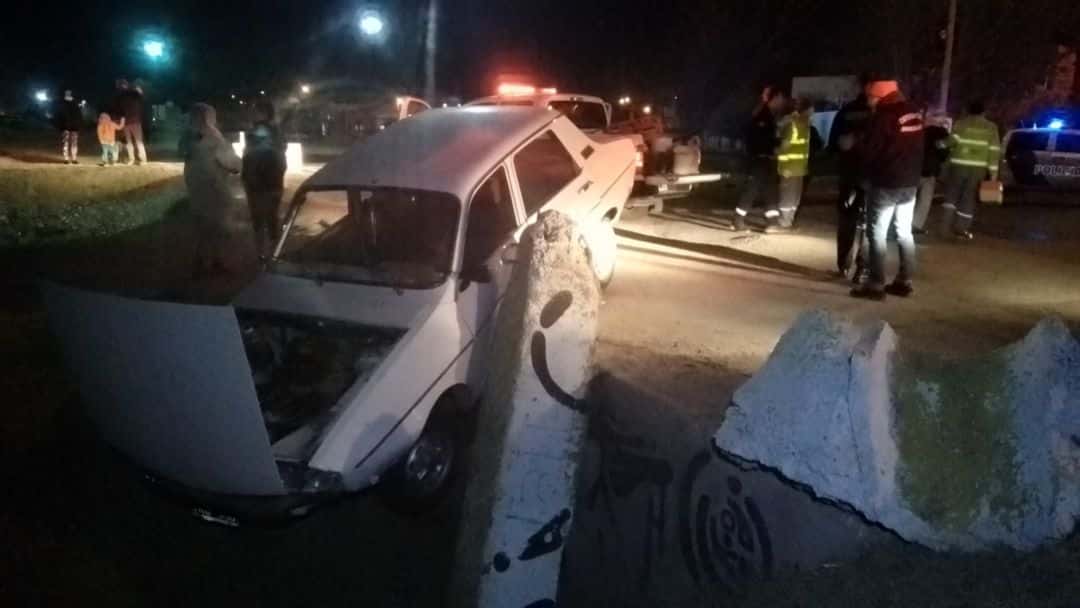 Un matrimonio de jubilados cayó con su auto en una alcantarilla