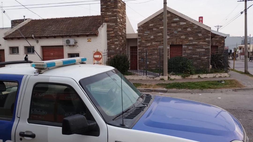 Tres delincuentes armados asaltaron a una familia