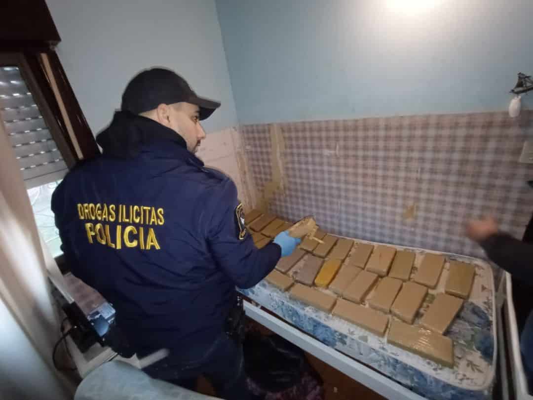 Punta Alta: encontraron 43 paquetes de marihuana escondidos debajo de una cama