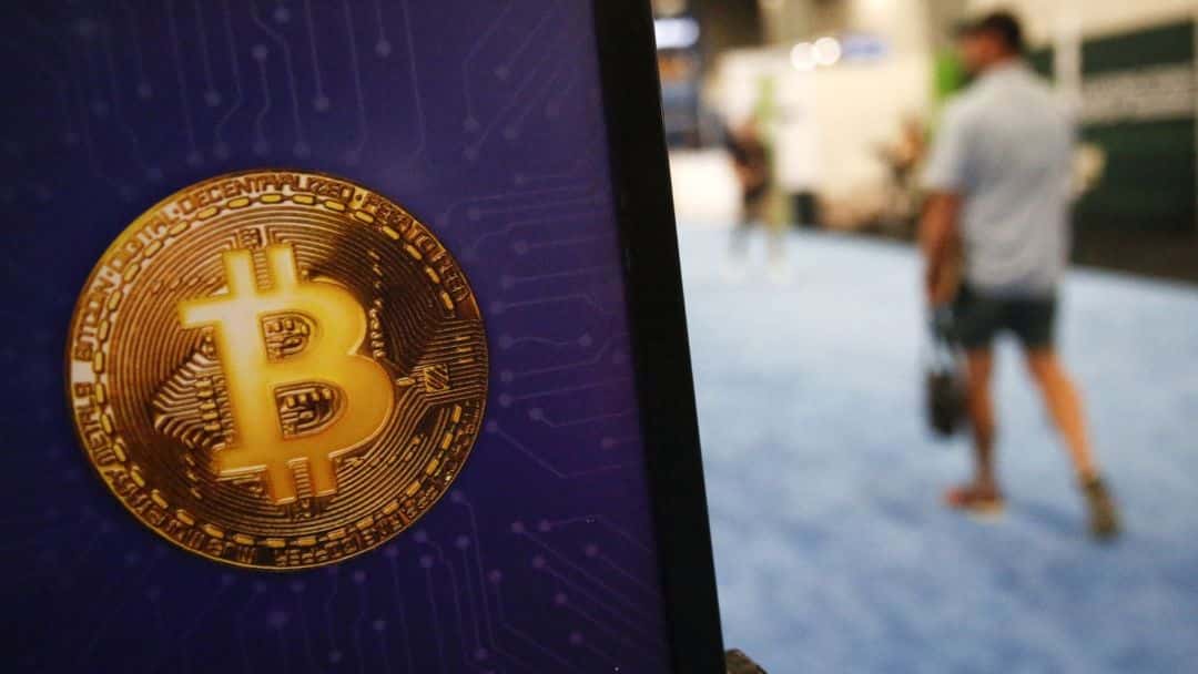 El Bitcoin retrocede 18% y en Nueva York suspenden los retiros
