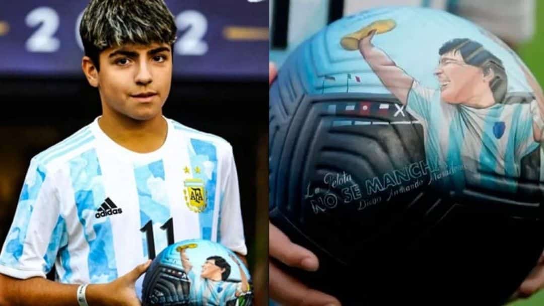 Benjamín Agüero entró a la cancha con una pelota de Diego Maradona antes del triunfo de Argentina