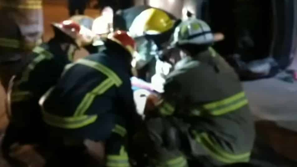 Video: el rescate de un hombre que volcó su auto en Punta Alta