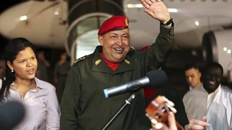 El avión retenido en Ezeiza trajo a un militar que participó del fallido golpe de Estado de Chávez