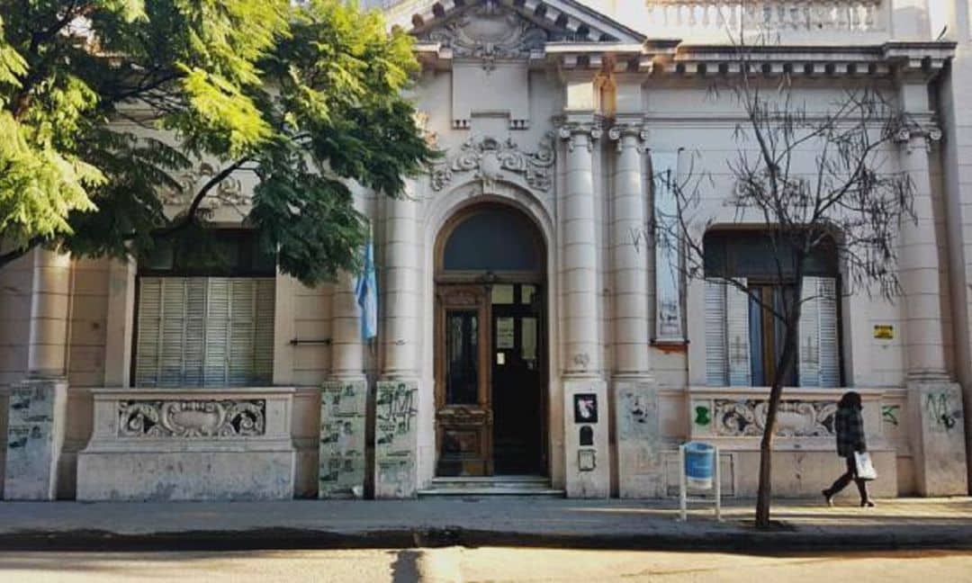 Una madre denunció que su hija fue abusada en el Colegio Nacional